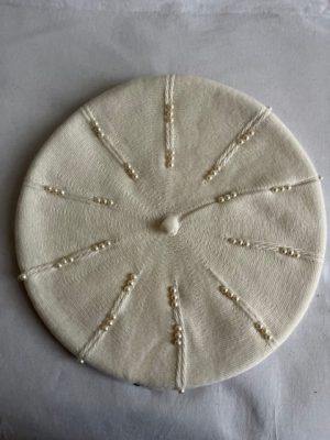 Kaunistusega barett